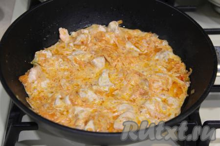 Потомить кусочки курицы с овощами на небольшом огне 2-3 минуты. 