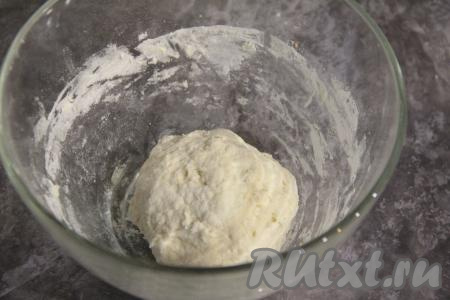 Частями добавляя оставшуюся муку, перемешивать тесто для галушек вначале ложкой, а затем продолжать замешивать руками. Тесто должно получиться мягким, пластичным, слегка липнущим - как только добьётесь такой консистенции теста, значит больше муку добавлять не нужно. Убрать тесто в пакет и оставить на кухонном столе на 15 минут. 