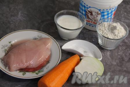 Подготовить продукты для приготовления галушек с курицей и чесноком. Куриное филе промыть водой и обсушить. Очистить лук, морковь и чеснок. Желательно, чтобы кефир был комнатной температуры, поэтому заранее достаньте его из холодильника или подогрейте в течение 15 секунд в микроволновке на максимальной мощности. 
