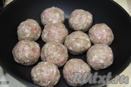 В сковороду с высокими бортиками выложить тефтели.