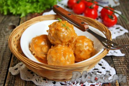 Очень вкусные, нежные тефтели разложить со сковороды по тарелкам и подать к столу с гарниром, поливая его томатным соусом со сметаной, в котором тушились тефтельки.