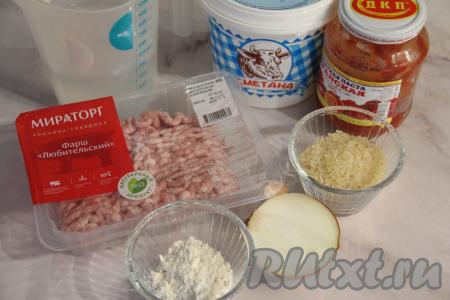Подготовить продукты для приготовления на сковороде тефтелей в томатно-сметанном соусе. Лук почистить. Для приготовления тефтелей можно взять фарш из одного или нескольких видов мяса (например, из курицы, индейки, свинины, говядины). Я взяла покупной фарш из свинины и говядины, а можно приготовить и домашний фарш, пропустив через мясорубку кусочки мяса. Рис промыть водой, лишней жидкости дать стечь.