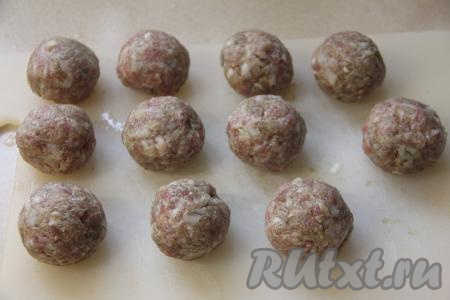 Хорошо вымесить фарш, а затем сформировать круглые тефтели (я сформировала 11 штук среднего размера).