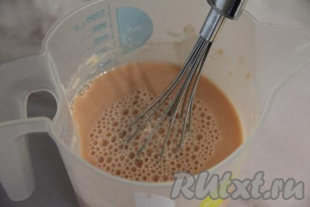 Перемешать томатно-сметанный соус венчиком до однородного состояния.