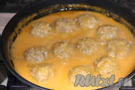 Как только томатно-сметанный соус закипит, убавить огонь до минимума, накрыть сковороду крышкой и готовить тефтели 35 минут. В процессе тушения тефтели можно 2-3 раза перевернуть с одной стороны на другую, чтобы они пропитались соусом со всех сторон.