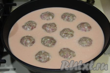Влить получившийся томатно-сметанный соус в сковороду с тефтелями. Соус должен покрывать тефтели практически полностью. Поставить сковороду на огонь, довести соус до кипения.