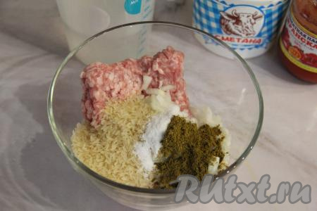 Добавить к фаршу рис, соль и специи (я использовала специи для котлет).