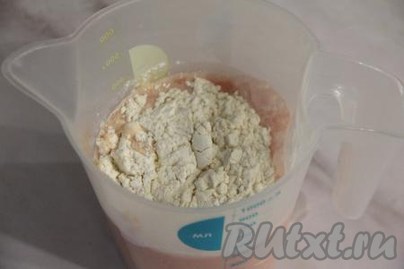 Для приготовления соуса в отдельной ёмкости соединить воду, томатную пасту, сметану, муку и соль.&nbsp;