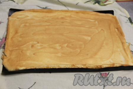 Выпекать бисквитный корж в разогретой духовке минут 15-20 (до лёгкого золотистого цвета) при температуре 180 градусов. Готовность проверить сухой зубочисткой (если зубочистка остаётся сухой после прокалывания коржа, значит бисквит готов). Готовый корж достать из духовки, сразу вместе с ковриком (или пергаментом), на котором он выпекался, переложить с противня на стол и оставить до полного остывания, затем отделить от коврика для выпечки (или от пергамента).