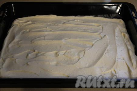 Противень (я использовала противень размером 40 на 50 сантиметров) застелить тефлоновым ковриком (или пергаментом), выложить бисквитное тесто, разровнять его с помощью лопатки.