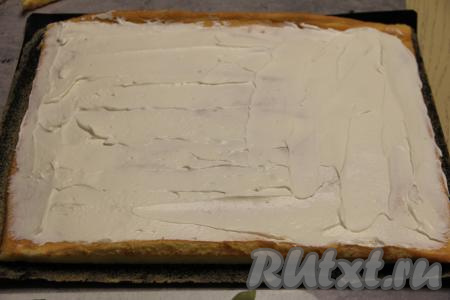 Смазать корж сливочно-творожным кремом, часть крема оставить.