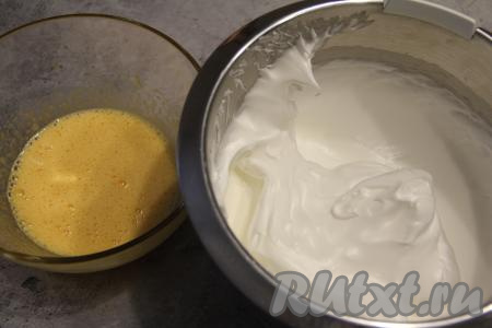 К белкам добавить соль и 100 грамм сахара, взбить миксером белки до стойких пиков. В отдельную ёмкость влить желтки, добавить 20 грамм сахара и взбить миксером до однородности.