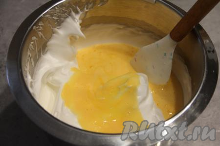 Добавить во взбитые белки желтковую массу, перемешать аккуратно лопаткой до однородности.