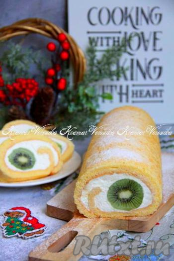 Верх рулета посыпать сахарной пудрой. Вкусный, нежный бисквитный рулет "Глаз дракона" станет достойным украшением новогоднего стола. Хотя, безусловно, этот рулет настолько хорош, что его можно подать к любому торжеству.