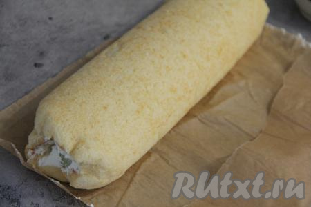 Бисквитный рулет завернуть в пергамент и убрать в холодильник на ночь для стабилизации. На следующий день готовый рулет достать из пергамента.