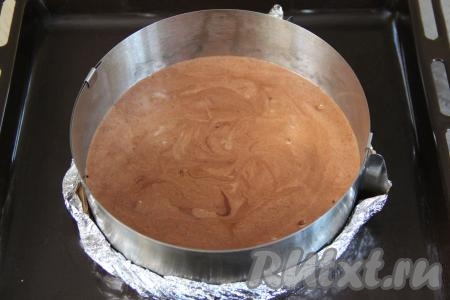 В форму диаметром&nbsp;22 сантиметра (я использовала кулинарное кольцо, дно укрепила пергаментом и фольгой) выложить тесто.