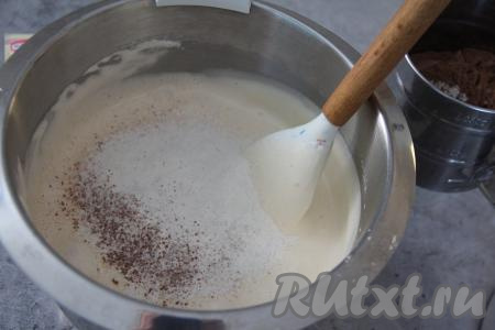 Всыпать просеянную муку и какао небольшими порциями, перемешивая тесто лопаткой. Добавить разрыхлитель.