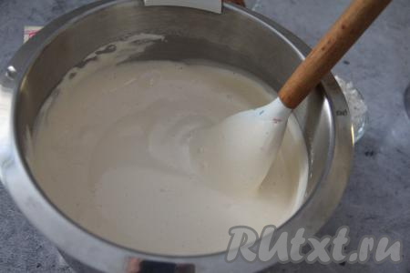 Влить растительное масло и перемешать лопаткой.