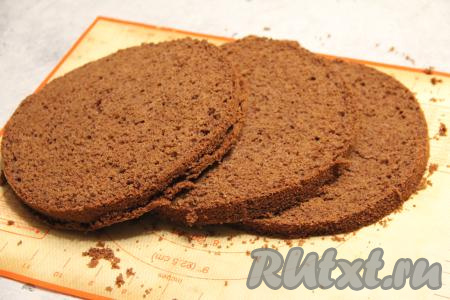 Готовый бисквит разрезать на три части.