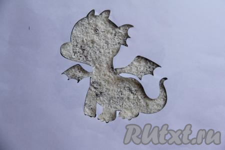 На поверхность торта положить трафарет дракончика.