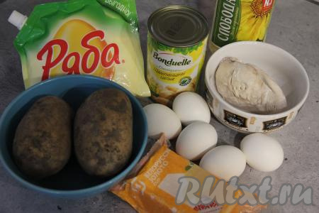 Подготовить продукты для приготовления салата "Гнездо дракона". Яйца предварительно сварить вкрутую (варим минут 10-11 с момента закипания воды), затем их полностью остудить и почистить. Куриное филе отварить в подсоленной воде в течение 25 минут с момента начала кипения воды, а затем остудить в бульоне.