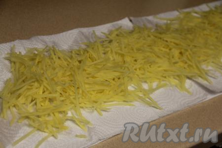 По прошествии 20 минут слить воду, откинуть картошку на дуршлаг. Выложить картошку на бумажное полотенце и обсушить.