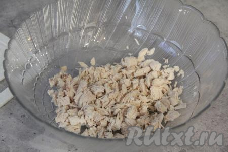 Остывшее куриное мясо мелко нарезать (или порвать на волокна).