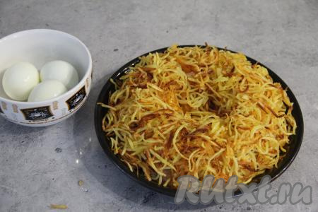 Покрыть гнездо жареным картофелем.