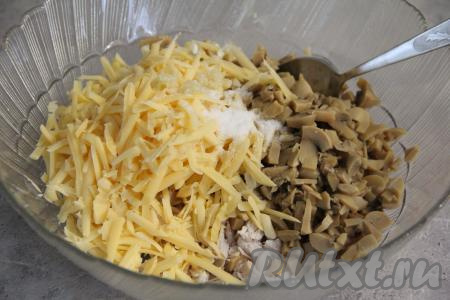 Добавить сыр в салатник, всыпать соль по вкусу.