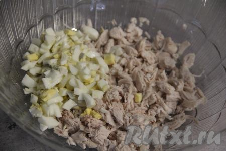 Соединить в салатнике куриное мясо, грибы и 2 мелко нарезанных яйца. 3 оставшихся яйца пойдут для украшения салата "Гнездо дракона".