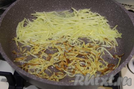 Жарить картошку на среднем огне до золотистого цвета, периодически переворачивая. Готовый картофель переложить на бумажное полотенце, чтобы удалить излишки масла, дать остыть. Постепенно частями пожарить весь картофель.