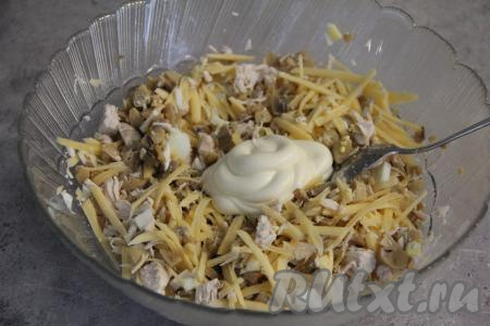 Добавить майонез и перемешать салат.