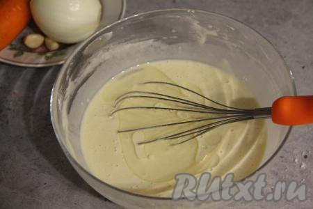 Влить в тесто воду и растительное масло, перемешать.