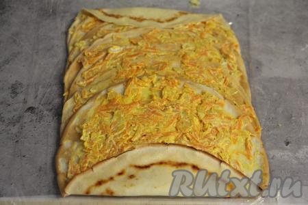 Таким образом сформировать полоску из блинов с начинкой. Подогнуть немного крайние блинчики.