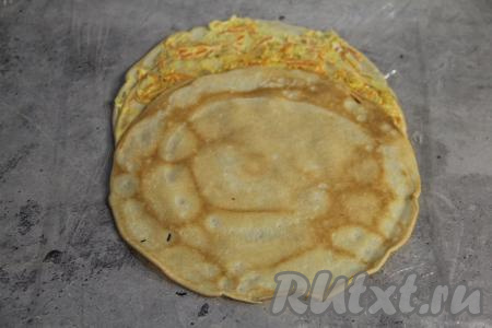 Внахлёст выложить следующий блин, как на фото, и снова смазать его частью начинки.