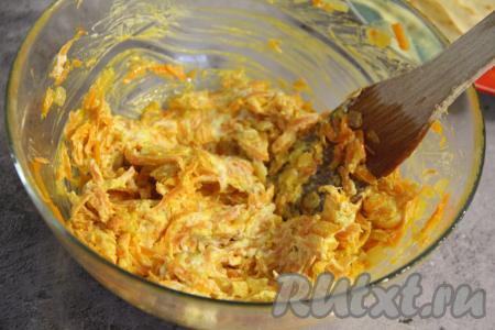 Тщательно перемешать и сырно-овощная начинка готова.