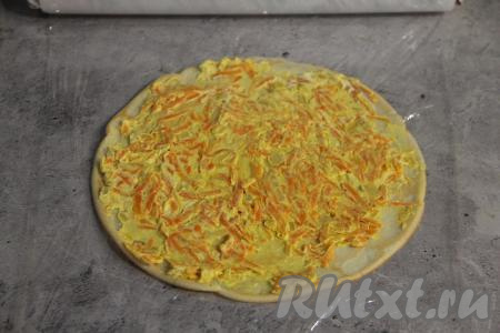 Теперь приступаем к формированию рулета. Для этого на столе нужно расстелить пищевую плёнку, выложить на неё первый блин, смазать его сверху частью сырно-овощной начинки. Выкладывая начинку, учитывайте, что её должно хватить для смазывания 7 блинов.