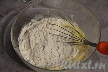 В получившуюся яично-сметанную смесь всыпать муку, перемешать блинное тесто венчиком.