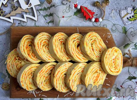 Выложить рулетики из блинов на тарелку в виде хвоста и подать к столу. Очень вкусная, аппетитная закуска "Хвост дракона" несомненно будет отлично смотреться на новогоднем столе. Хотя, конечно, это эффектное блюдо украсит любое торжество!