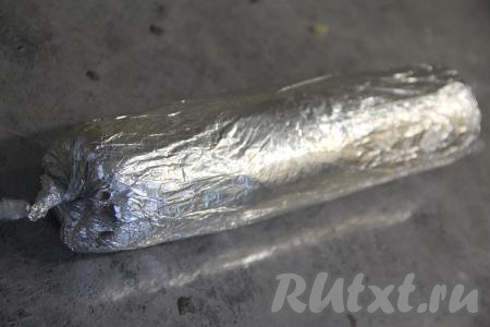 Завернуть рулет в пищевую плёнку, выровнять форму рулета. Обернуть рулет фольгой и убрать на ночь для стабилизации в холодильник.