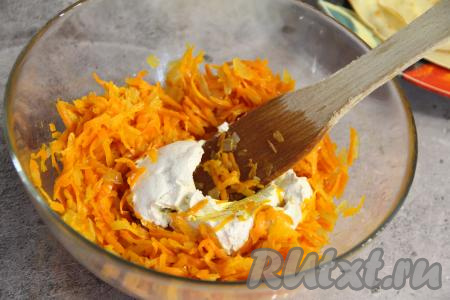 Выложить к овощам творожный сыр.