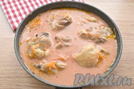 Переливаем соус из сметаны и томатной пасты в сковороду с курицей, обжаренной с овощами.