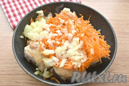 Лук и морковь очищаем. К обжаренной курице выкладываем достаточно мелко нарезанный лук и натёртую на крупной тёрке морковку.