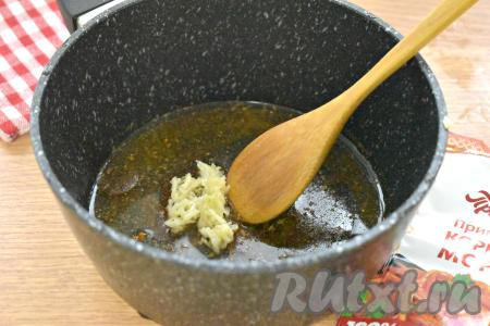 Приготовим заправку для салата, для этого в ковшик вливаем растительное масло и столовый уксус, всыпаем приправу для моркови по-корейски, добавляем измельчённый чеснок, перемешиваем, ставим на достаточно сильный огонь, доводим до кипения и сразу выключаем огонь.