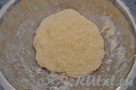 Когда тесто станет трудно перемешивать ложкой, его нужно будет очень хорошо вымесить руками, подсыпая муку только по мере необходимости. Очень важно, добавляя муку, ориентироваться не на её количество, а на структуру замешиваемого пельменного теста. Оно должно получиться мягким и одновременно в меру плотным, не липнущим к рукам. Накрыть миску с замешанным пельменным тестом и отправить в холодильник минут на 30. По прошествии 30 минут достать тесто из холодильника, оно станет более эластичным.