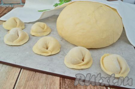 Так как теста будет достаточно много, его следует разделить на 4 части. А затем на присыпанной мукой поверхности раскатывать каждую часть теста в достаточно тонкий пласт и вырезать из него кружочки (я вырезала стаканом диаметром 7 сантиметров). В центр каждого кружка выкладывать по чайной ложке начинки и лепить пельмени. Нежное, эластичное тесто, замешанное на молоке и яйцах, хорошо раскатывается, не рвётся. У меня из указанного в рецепте количества ингредиентов получилось 106 достаточно крупных пельменей. Пельмешки из теста, замешанного по этому рецепту, получаются очень удачными!