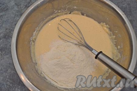 Вначале вмешивать муку венчиком.