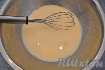 Смешать молоко, масло, соль и яйца венчиком до однородности.