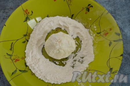 Так как тесто липнущее, лучше всего формировать сырники руками, слегка смоченными водой. Сразу обваливать сформированный сырник в муке со всех сторон.