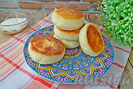 Нежнейшие, пышные сырники из зернёного творога готовы. Их можно кушать и тёплыми, и остывшими.